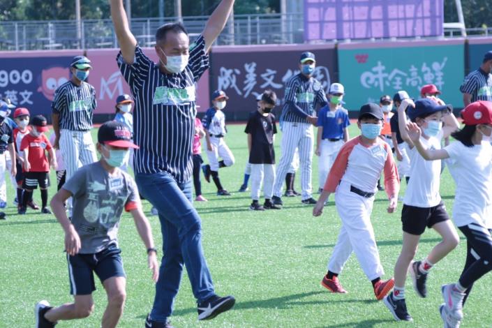 李再立局長與小朋友一起開心活動