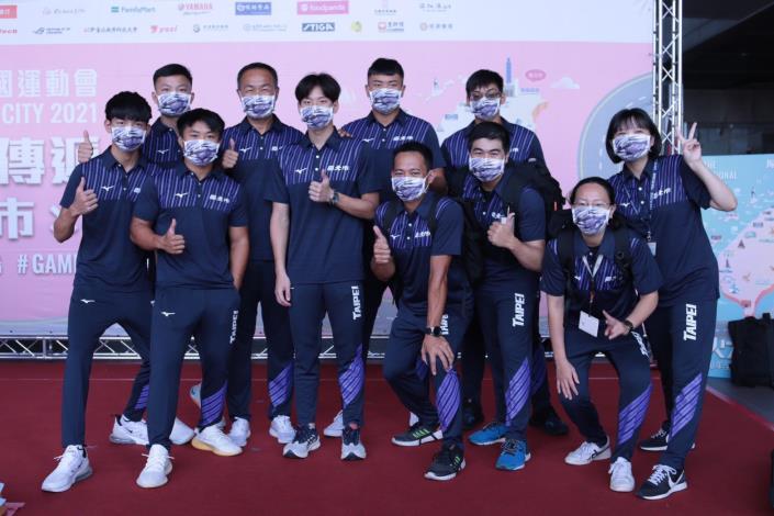 北市體育局李再立局長 北市火炬手王冠閎 體育局羅國偉科長與副火炬手輕艇代表隊