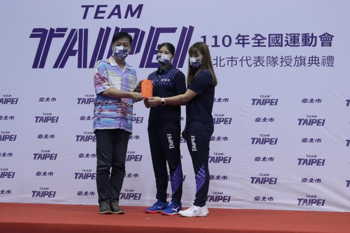 李傅中武議員致贈加菜金 由羽球代表隊女雙李佳馨及鄧淳薰選手接贈