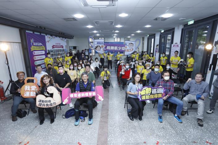 成果展圓滿展出大合影(前排左起：運動i臺灣委員李加耀委員、臺北市衛生局黃秋玉簡任技