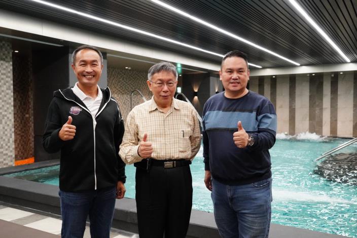 柯文哲市長 陳重文議員 李再立局長至永春活力館瞭解長者水療設施.JPG