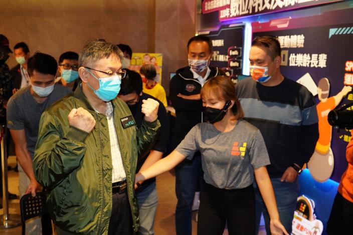 柯文哲市長體驗運動智慧健身鏡.JPG