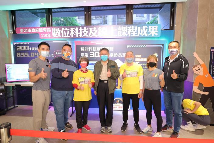 右起 李再立局長 菲特邦蕭郁文老師 81歲孫森森樂齡學員 柯文哲市長 70歲莊杏玉樂齡學員 陳重文議員 菲特邦邱柏豪執行長.JPG