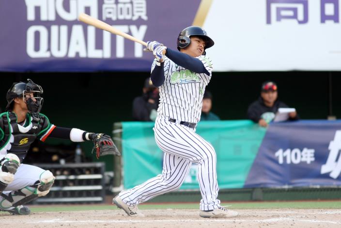 臺北興富發打者顏廷旭在冠軍戰打下勝利打點，獲選為最有價值球員。