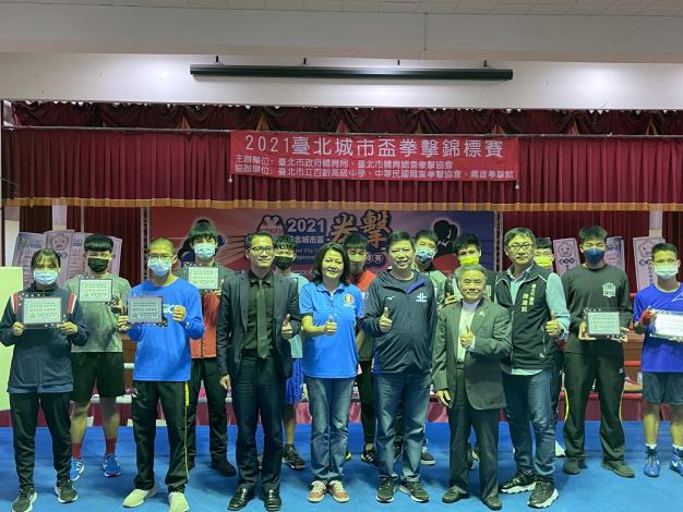 前排右起 臺北市議會陳建銘議員、臺北市體育總會拳擊協會郭枝來榮譽理事長、北市體育局劉寧添副局長、百齡高中張盈霏校長、蔡彥達律師，與青年拳手合影