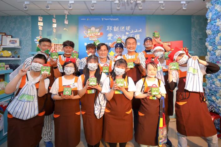 臺北市政府體育局李再立局長(2排右2)與臺北興富發棒球隊球員們擔任一日店長，與唐寶寶們提前過耶誕
