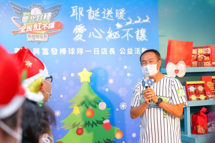 臺北市體育局李再立局長(右1)耶誕前夕帶領臺北興富發球員們一起做公益