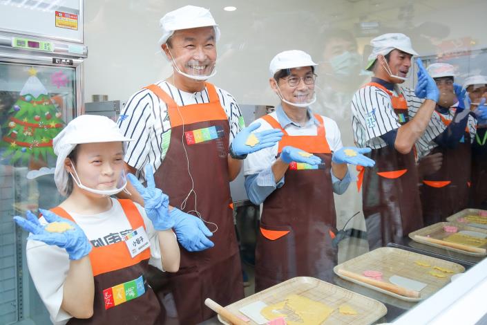 唐氏症基金會林正俠董事長(左3)與唐寶寶教臺北市政府體育局李再立局長(左2)及臺北興富發棒球員們親手做耶誕餅乾