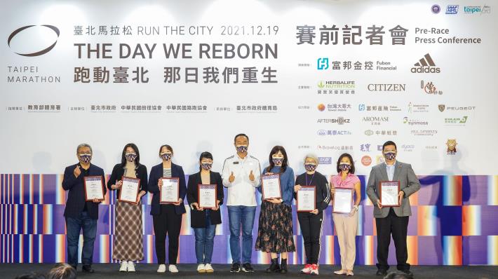 2021臺北馬拉松賽前記者會-體育局李再立局長與贊助單位合影