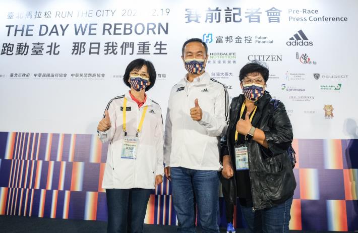 2021臺北馬拉松賽前記者會-體育局李再立局長與城市交流代表合影