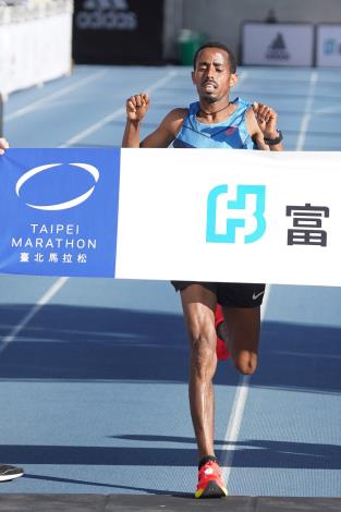 男子全馬，伊索比亞籍的 Demeke Kasaw Biksegn 拿下冠軍