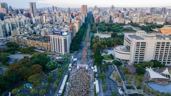 近2萬6,000選手一同跑動臺北