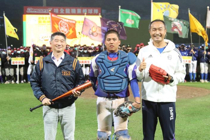 2021臺北城市盃青少年棒球錦標賽-左起 臺北市體育總會棒球協會 陳炳甫理事長、大理高中國中部棒球隊捕手、體育局李再立局長