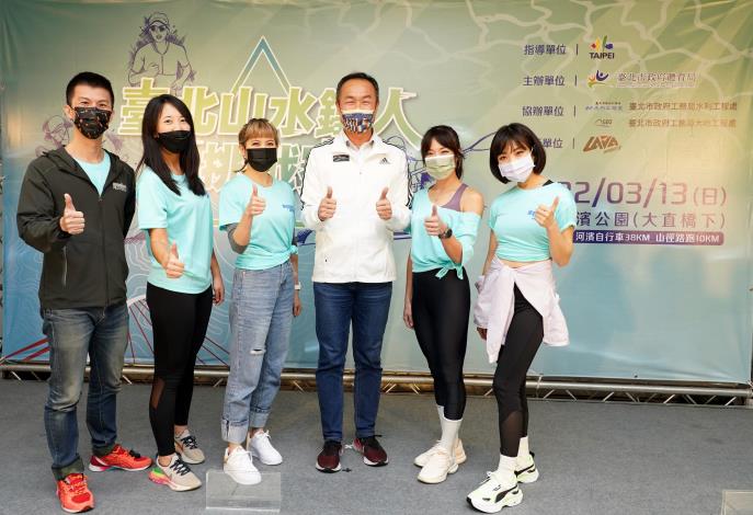 體育局李再立局長與出席貴賓共同力挺山水鐵人賽事-左起臺灣師範大學姜義村主任、單車小D揪愛騎、藝人梁舒涵、體育局李再立局長、鐵人主播段慧琳、藝人林柏妤