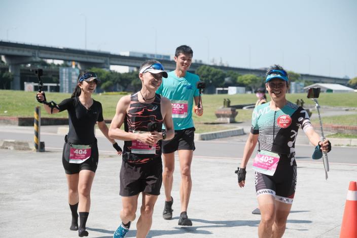 山徑路跑選手即將抵達終點，隊友一旁加油打氣