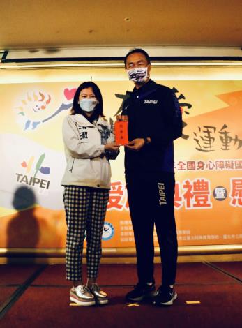 游淑慧議員代表臺北市議會致贈加菜金，並鼓勵選手全力以赴