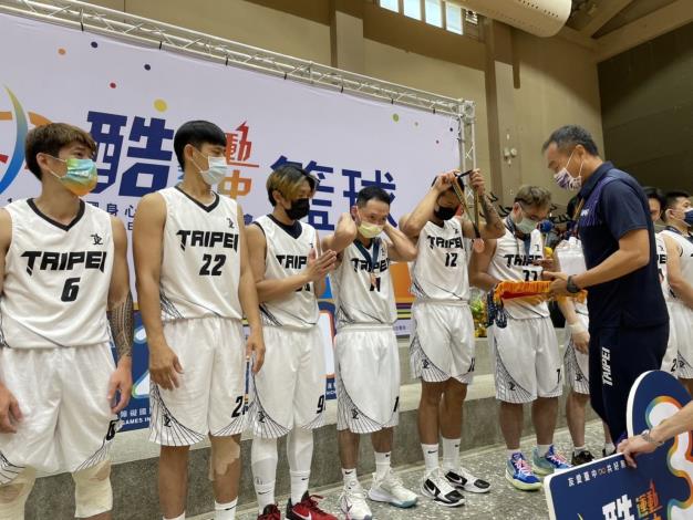 北市聽障男籃獲銅牌，由本局李再立局長頒發獎牌