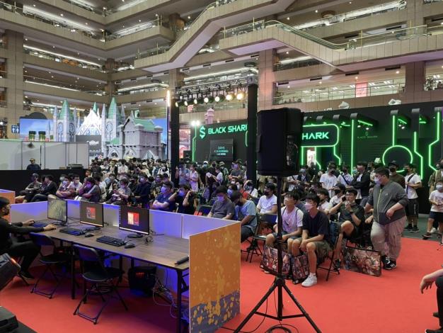 現場體驗民眾-北市體育局8月1日於世貿電競展，推動電競體驗活動