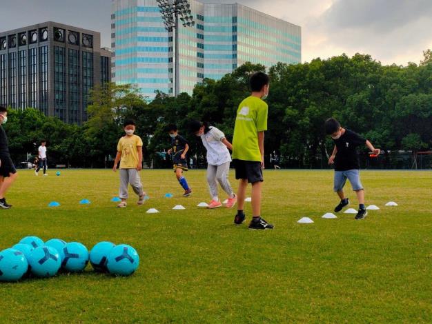 踢向世界 兒少足球培訓營-學生學習足球技巧2