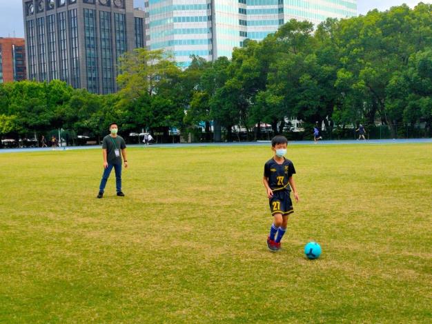 踢向世界 兒少足球培訓營-學生練習足球技巧