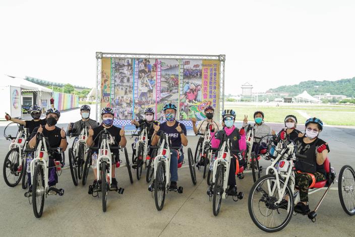 1-李再立局長與學員們一同從大佳河濱公園出發
