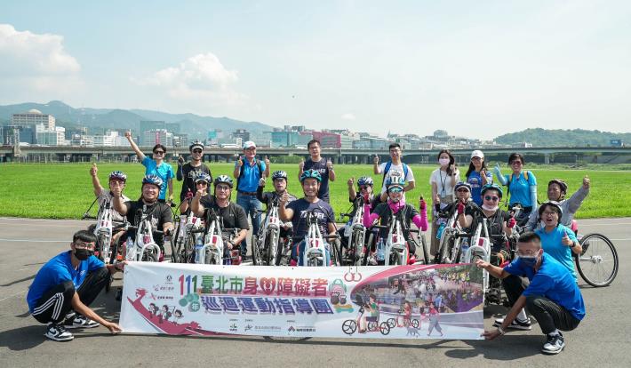 5-局長及學員們於終點站觀山自行車練習場，慶祝本年度身心障礙者巡迴運動指導團圓滿落幕