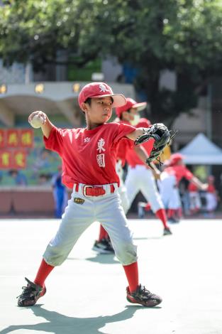 臺北市東園國小棒球隊球員專注進行傳接球訓練