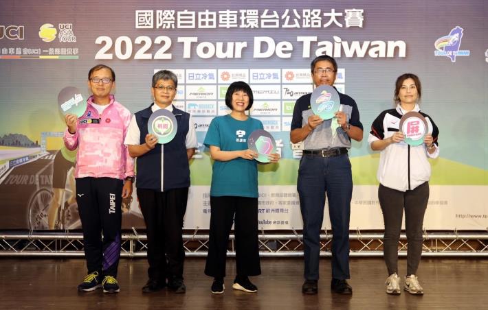 2022國際自由車環台賽-臺北首站左1北市體育局呂生源專門委員,計全球20多個國家15支隊伍 100多位菁英選手來台競輪