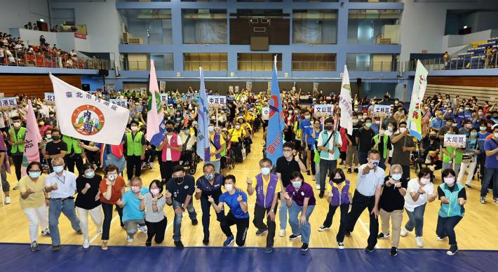 2022臺北市身心障礙市民休閒運動會-李再立局長、洪健益議員、社會局及12區所長官與身心障礙市民休閒運動會參與者大合影