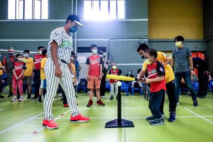 活力市民-身心障礙體育活動--臺北興富發棒球隊教練團及球員親自指導罕見疾病基金會的「罕見小勇士」