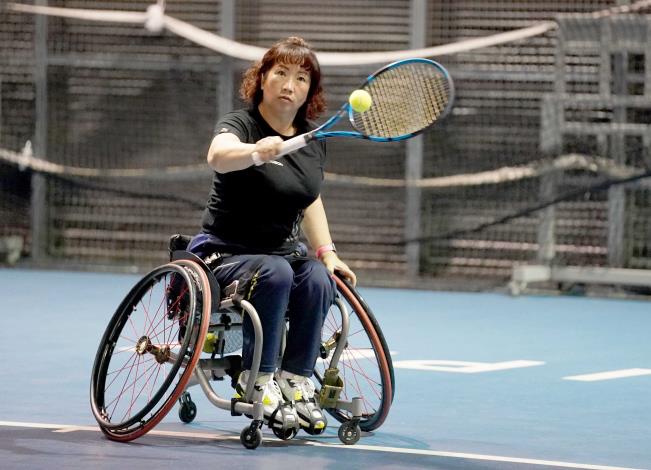 帕運輪網呂嘉儀國手現場示範網球專用輪椅。
