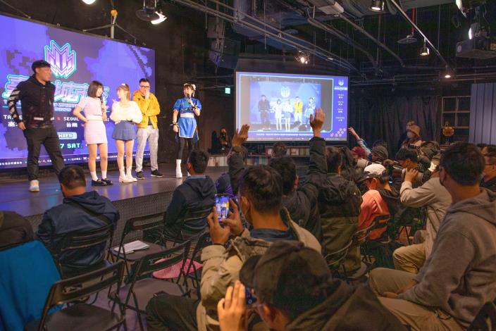 2022臺北城市盃電競賽-首度以國際等級跨境線上對戰，中信兄弟「峮峮」與左樂天桃猿「巫苡萱」帶動比賽現場，吸引了不少電競迷前來觀看世界級賽事