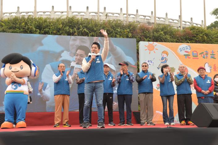 蔣萬安市長參加2023元旦健走並致詞表示，在2023年的第一天與市民朋友一起參加健走活動，非常有意義與開心