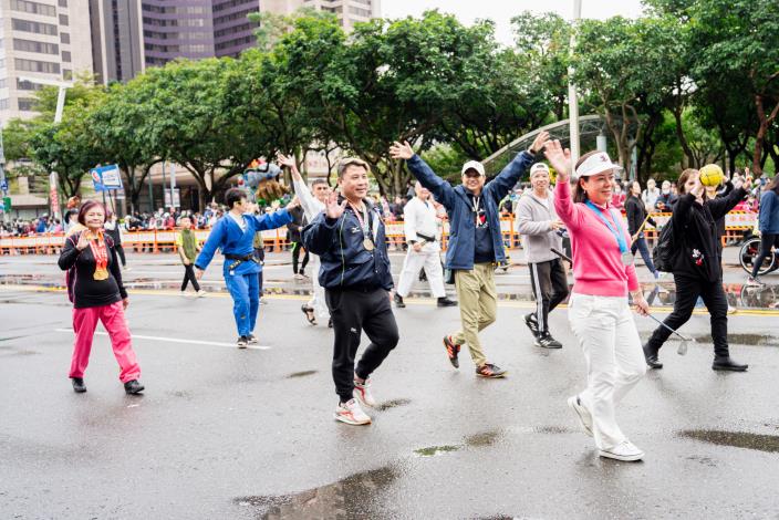 踩街活動現場熱情與民眾打招呼