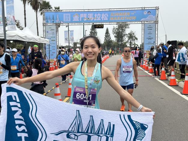 長跑甜心-張芷瑄選手，以1小時21分22秒奪得半馬女子組第1名