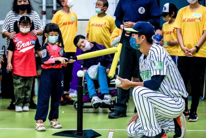 臺北興富發棒球隊也將在直播派對現場，與民眾做近距離的互動及指導