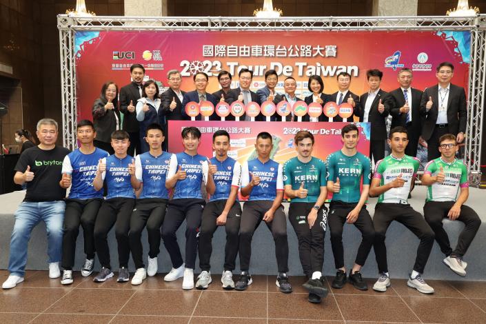 2023國際自由車環臺賽-臺北市政府李泰興秘書長,體育局王泓翔局長和中華隊選手及所有貴賓合照