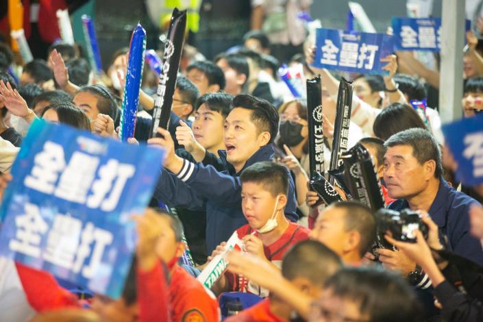 蔣萬安市長現身2023WBC經典賽臺北直播派對，與千位民眾高喊「全壘打」為中華隊加油