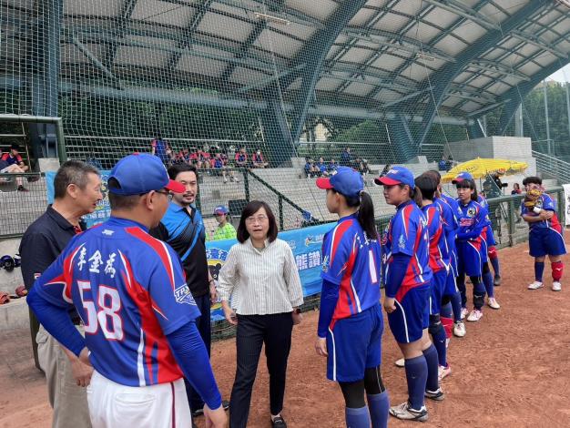 林奕華副市長為臺北臺產熊讚女子壘球隊選手們加油打氣，也預祝球隊今年聯賽能夠奪得佳績