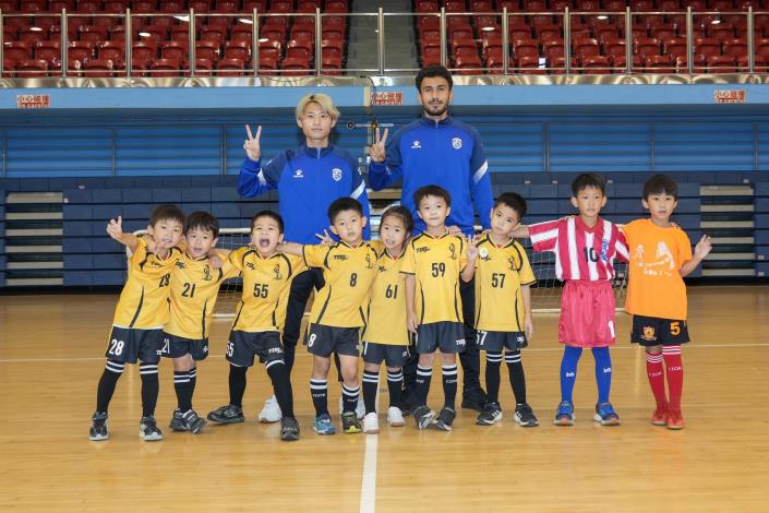 臺北龍足球俱樂部球員盧安（後右）及王國釜（後左）與現場參賽小球員合影