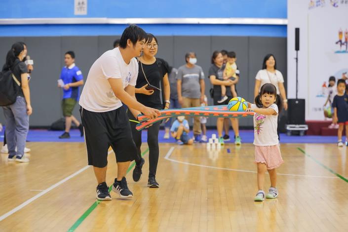 臺北市體育局「國民體育日 親子運動嘉年華」兩場親子趣味競賽，由家長與小朋友組隊挑戰，透過共同合作提升家庭幸福感
