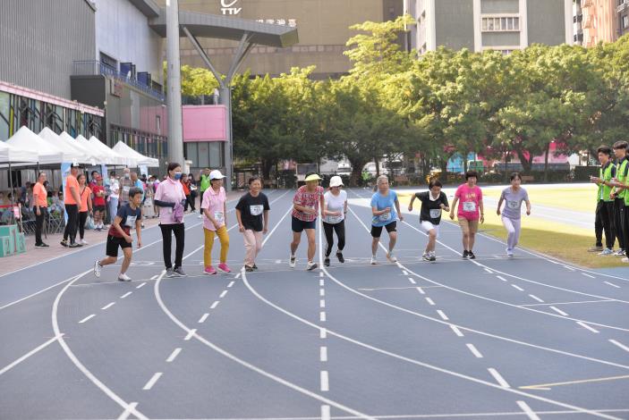 台北田徑場暖身場舉辦12分鐘跑走及200M賽事