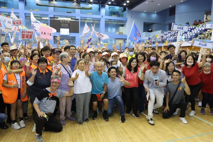蔣萬安市長(前排右4)與運動員宣示代表合影