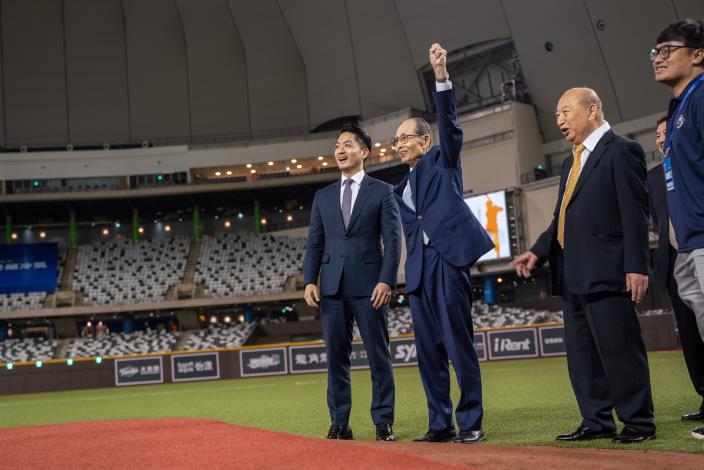 「世界全壘打王」王貞治為臺北大巨蛋開出歷史性的第一球。