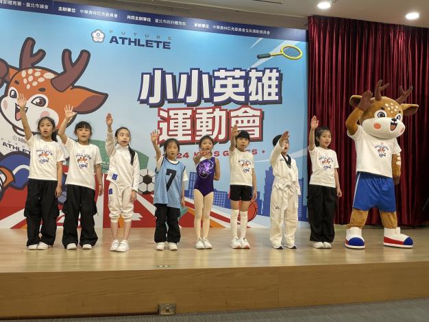 小小運動員們宣讀運動員誓詞。