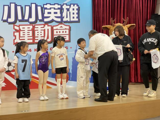 中華奧會林鴻道主席頒發奧會會旗給小小運動員們。
