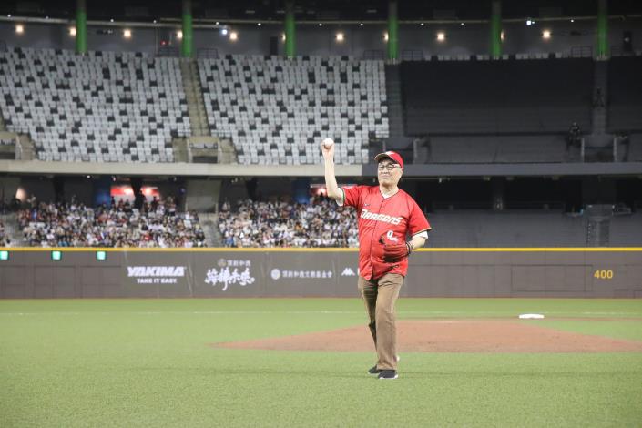 臺北市李四川副市長站上大巨蛋投手丘，為中華職棒35年開出歷史性一球。