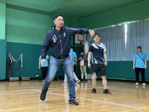 臺北市政府體育局王泓翔局長下場體驗智能羽球場。