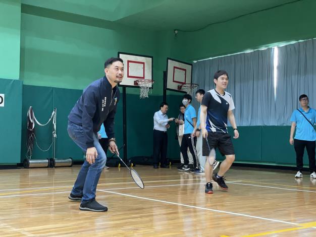 臺北市政府體育局王泓翔局長下場體驗智能羽球場。