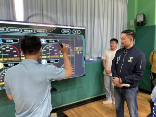 臺北市文山運動中心引進智能羽球場，透過智慧科技記錄球員揮拍軌跡、速度、殺球次數等運動表現，以數據提升使用者表現再精進。